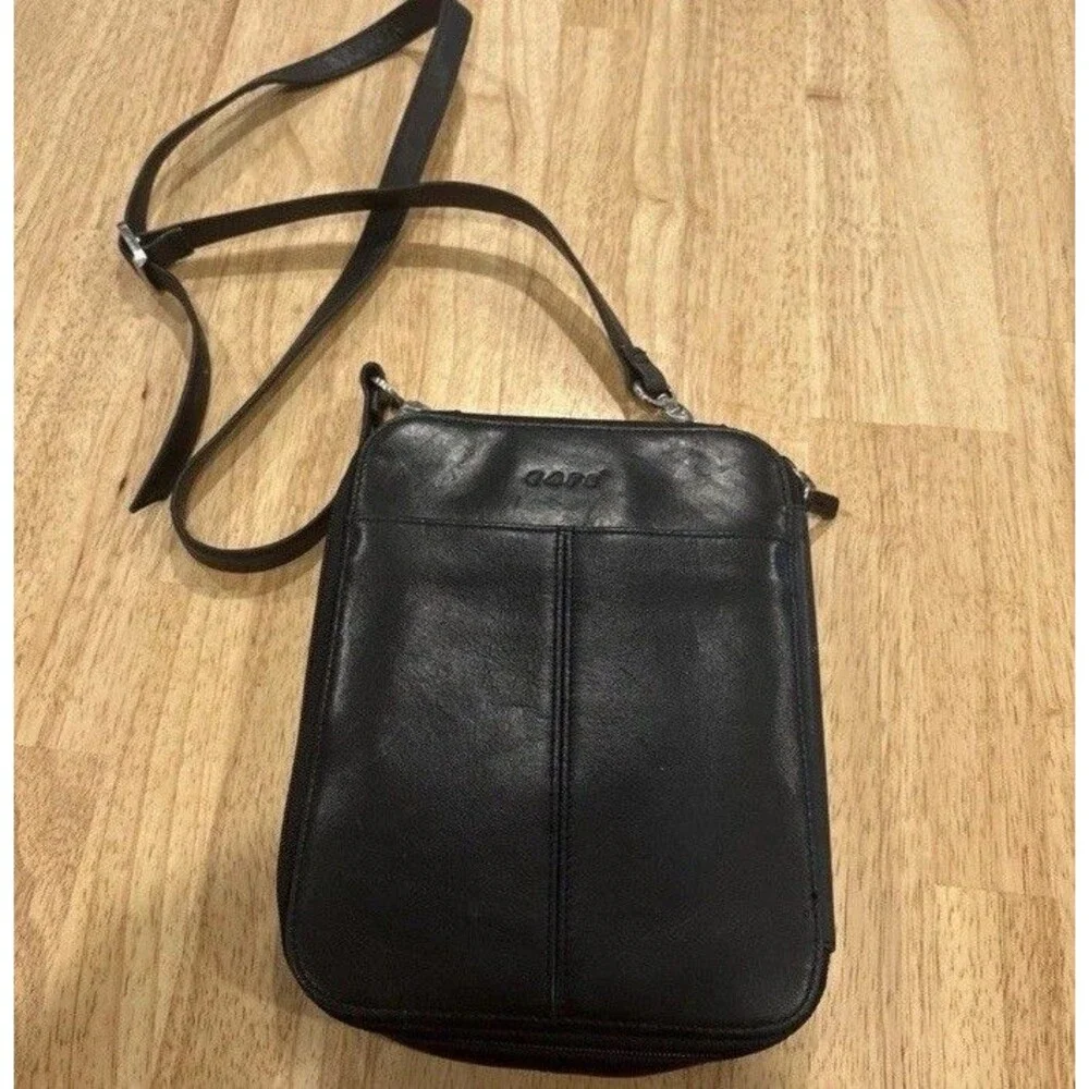 Coldwater Creek Black Leather Crossbody Organizer Handbag purse Bag 7”x9”